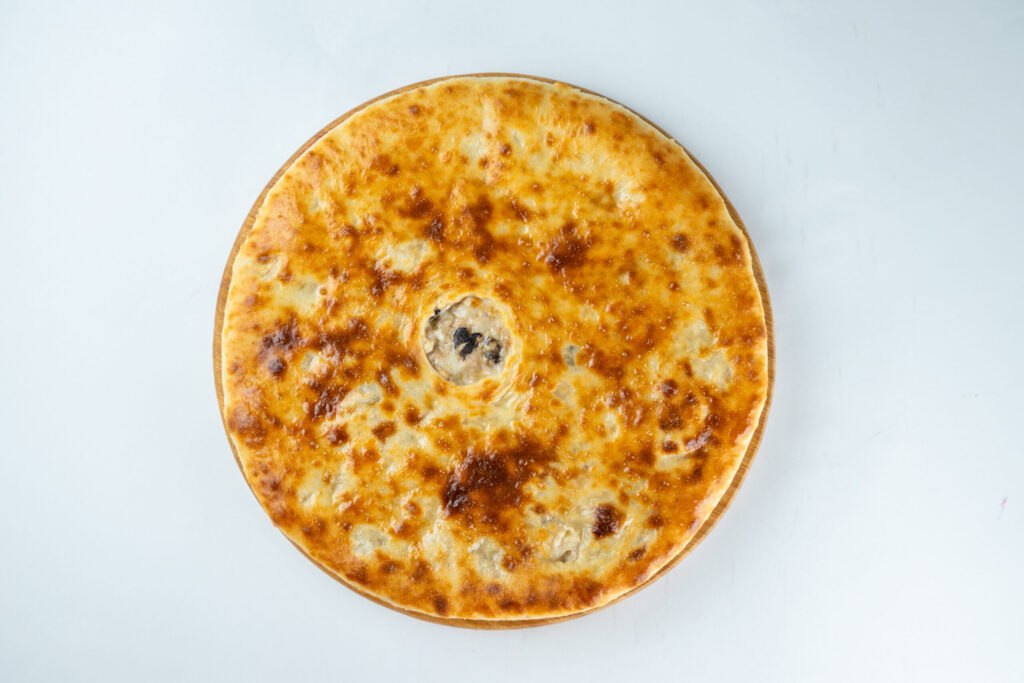 Пирог с курицей, сыром и грибами