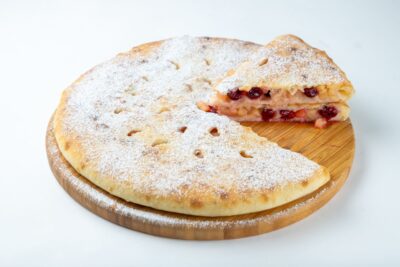 Пирог с яблоком и вишней